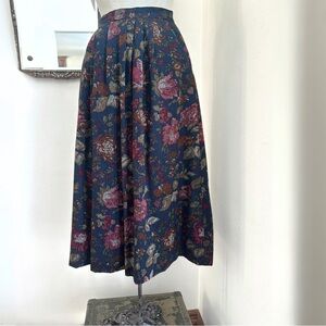 Vintage navy fall floral lined pleated skirt, size 2. EUC